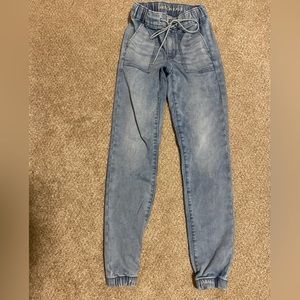 American eagle jogger jeans size 000 never worn brand new.